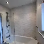 Spacious 2 Bed House In Manchester With Private Parking Дом отдыха *