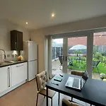 Spacious 2 Bed House In Manchester With Private Parking Манчестер