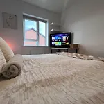 Spacious 2 Bed House In Manchester With Private Parking * מנצ'סטר