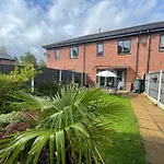 Spacious 2 Bed House In Manchester With Private Parking Дом отдыха Манчестер