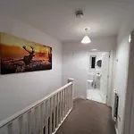 Spacious 2 Bed House In Manchester With Private Parking * Манчестер