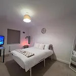Spacious 2 Bed House In Manchester With Private Parking בית נופש מנצ'סטר