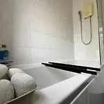 Budget Spacious 3 Bed In Prázdninový dům Manchester