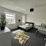 Budget Spacious 3 Bed In Prázdninový dům Manchester
