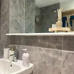 - Next To Ao Arena - With Parking Apartmán