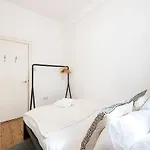 2 Bed Centre Flat Sleeps 6