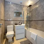 2 Bed Centre Flat Sleeps 6 Apartment *