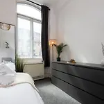 2 Bed Centre Flat Sleeps 6 Apartment *