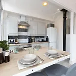 2 Bed Centre Flat Sleeps 6 Manchester