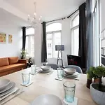 2 Bed Centre Flat Sleeps 6 Apartment Manchester