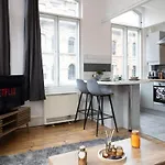 2 Bed Centre Flat Sleeps 6 Apartment