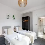 2 Bed Centre Flat Sleeps 6 Apartment Manchester