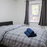 Stunning Modern 3 Bed, 2 Bedroom - Secure Parking - Close To Centre And Old Trafford Manchester