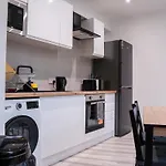 Stunning Modern 3 Bed, 2 Bedroom - Secure Parking - Close To Centre And Old Trafford *