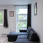Stunning Modern 3 Bed, 2 Bedroom - Secure Parking - Close To Centre And Old Trafford