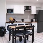 Stunning Modern 3 Bed, 2 Bedroom - Secure Parking - Close To Centre And Old Trafford Appartement *