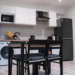 Stunning Modern 3 Bed, 2 Bedroom - Secure Parking - Close To Centre And Old Trafford Manchester