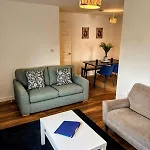 2 Bedroom Denton, Suitable For Professionals Needing A Peaceful Work Environment Διαμέρισμα *
