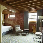 Marriott Victoria & Hotel 4*