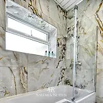 Tatil Evi Spacious 5-bedroom - Sleeps 10 - - Parking Manchester