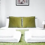Spacious 3br Weekend Getaway Near Etihad And Coop Live - Free Parking! Hébergement de vacances