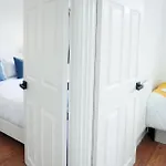 בית נופש Spacious 3br Weekend Getaway Near Etihad And Coop Live - Free Parking! *