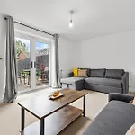 3 Bedroom House With 5 Beds And Parking 18lw