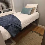 Sleeps 5 - Free Parking Wifi Near Airport & *