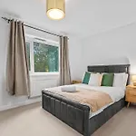 بيت للعطل 3 Bedroom House With 5 Beds And Parking 18lw *