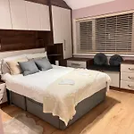 Sleeps 5 - Free Parking Wifi Near Airport & Дом отдыха *