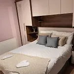 Sleeps 5 - Free Parking Wifi Near Airport & *