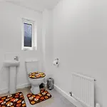 3 Bedroom House With 5 Beds And Parking 18lw *