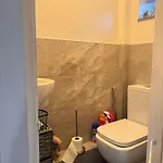 Sleeps 5 - Free Parking Wifi Near Airport & بيت للعطل مانشستر