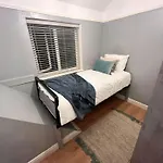 Sleeps 5 - Free Parking Wifi Near Airport & مانشستر