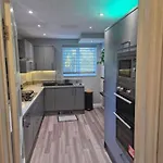 Дом отдыха Sleeps 5 - Free Parking Wifi Near Airport & *