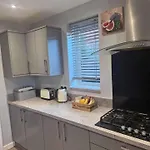 Sleeps 5 - Free Parking Wifi Near Airport & * Manchester