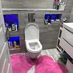 홈스테이 Female&family Single, Double And King Size With Shared Bathroom 맨체스터