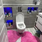 Female&family Single, Double And King Size With Shared Bathroom 홈스테이