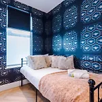Holiday home Stunning 5bed 3bath House, Parking,