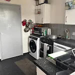 Female&family Single, Double And King Size With Shared Bathroom 홈스테이