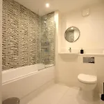 Modern 3br With Garden And Parking Mcr Holiday home *