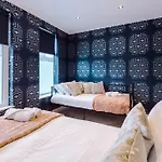 Stunning 5bed 3bath House, Parking, Holiday home *