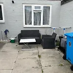 Female&family Single, Double And King Size With Shared Bathroom *