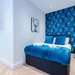 Stunning 5bed 3bath House, Parking, Holiday home *