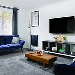 Modern 2br Flat Parking Sleeps 6