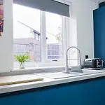 Modern 2br Flat Parking Sleeps 6 Apartmán *