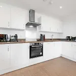 2 Bed Flat Stunning Views Near Centre