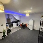 Charming Ground Floor Tudor Free Wifi Appartement