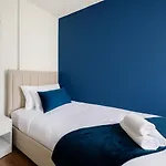 Дом отдыха Modern 2 Bedroom House With Parking *