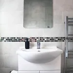 Дом отдыха Modern 2 Bedroom House With Parking *